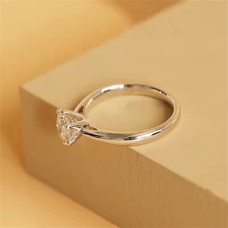 
                  
                    1.0 CT Round Shaped Moissanite Engagement Ring With Solitaire Style
                  
                