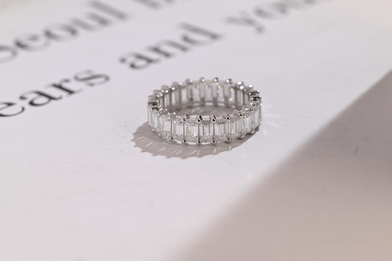 Stunning 0.5 TCW Emerald Moissanite Stones Full Eternity Wedding Band 1
