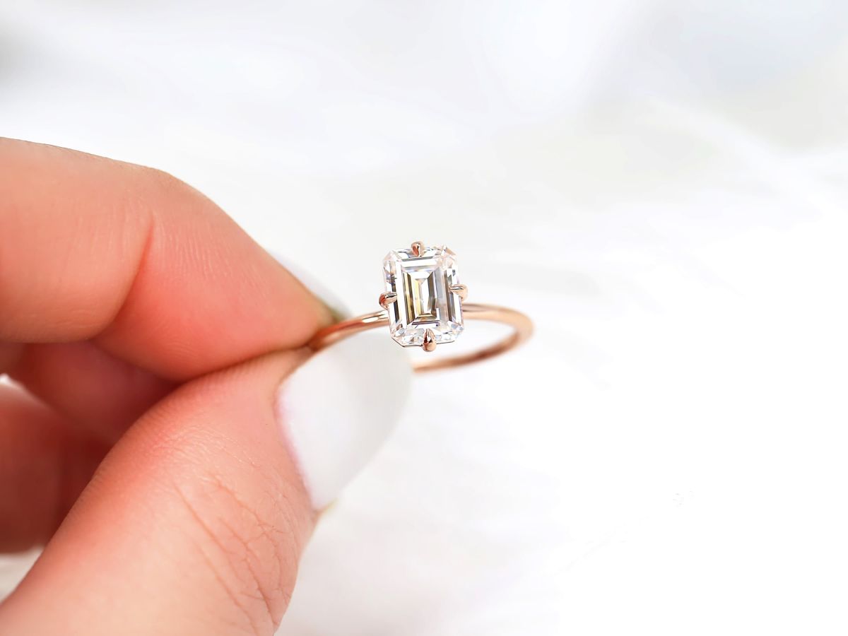 Stunning 1.75 CT Emerald Moissanite Engagement Ring with Solitaire Design 5