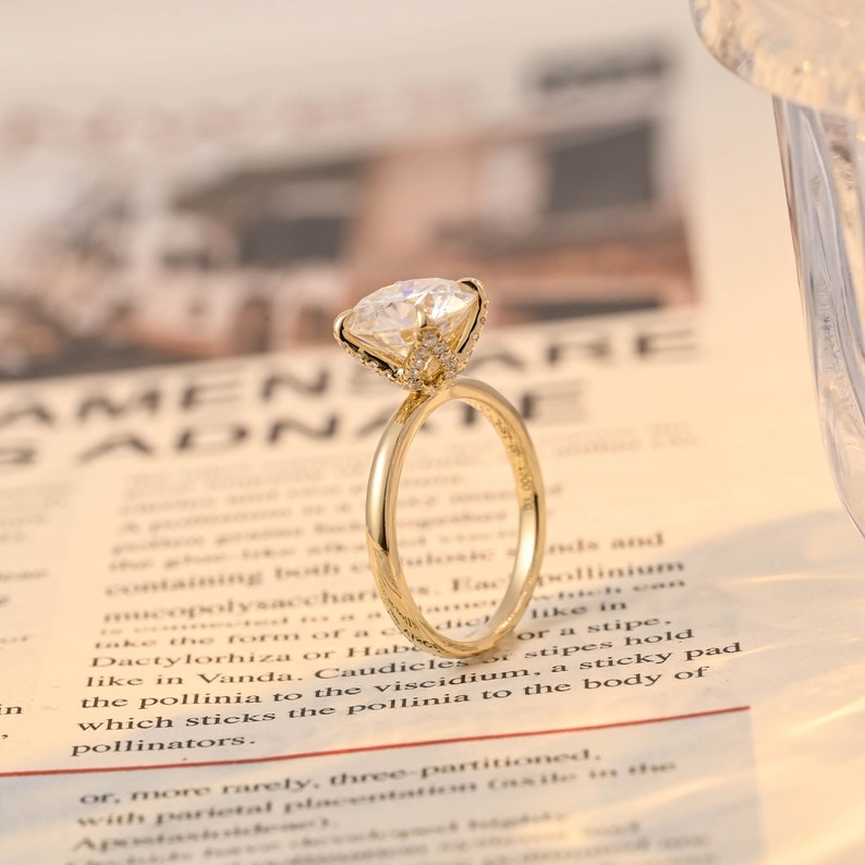 Stunning 3.0 CT Round Moissanite Engagement Ring with Solitaire Design 4