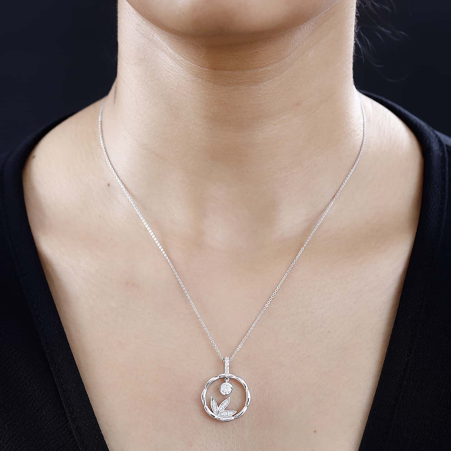 Round Cut Cubic Zirconia in 925 Sterling Silver Necklace 2