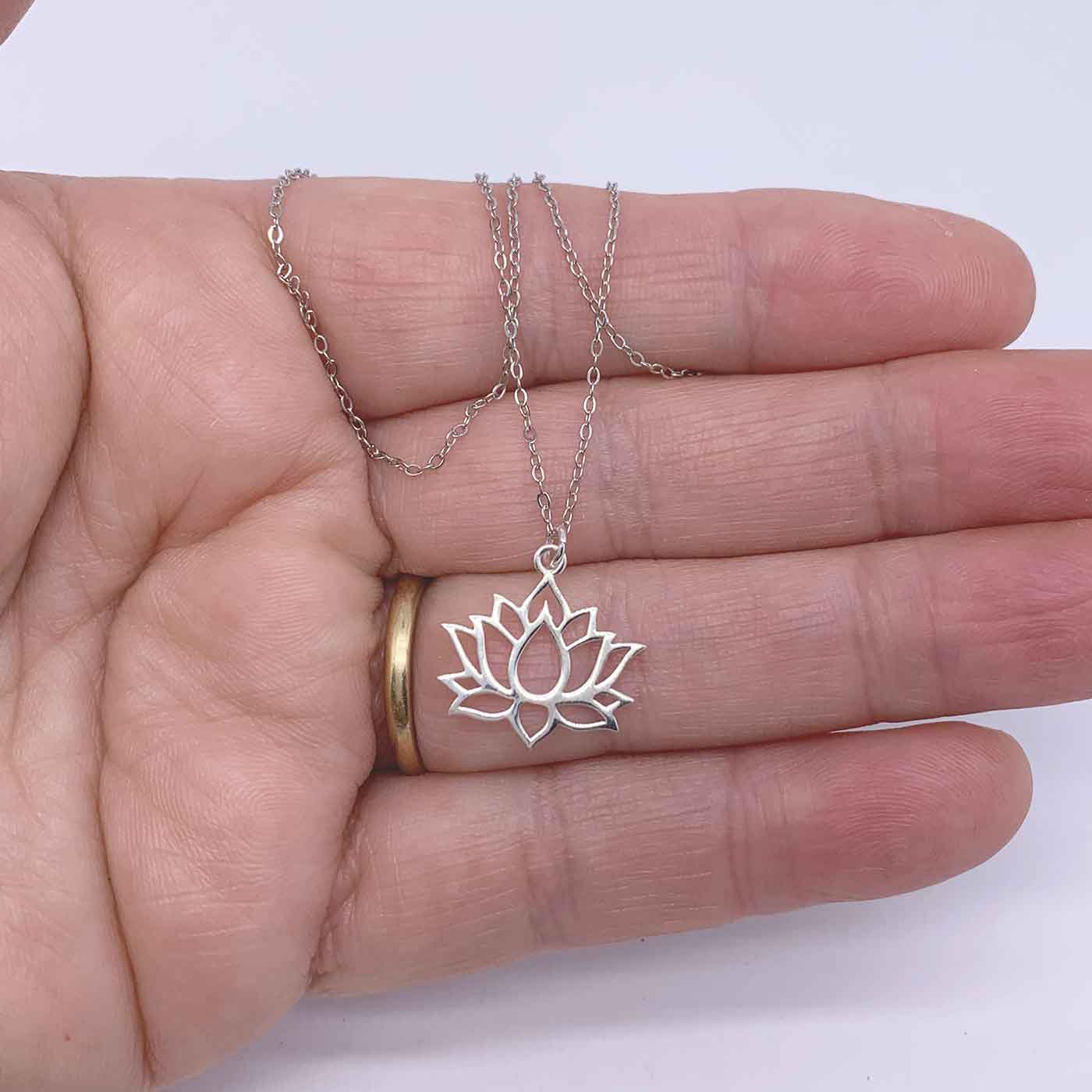 Round Cut Cubic Zirconia in 925 Sterling Silver Necklace 2