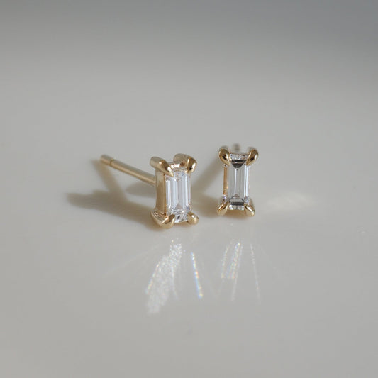 1.0 TCW Baguette Cut Moissanite Stud Earrings in Gold 1