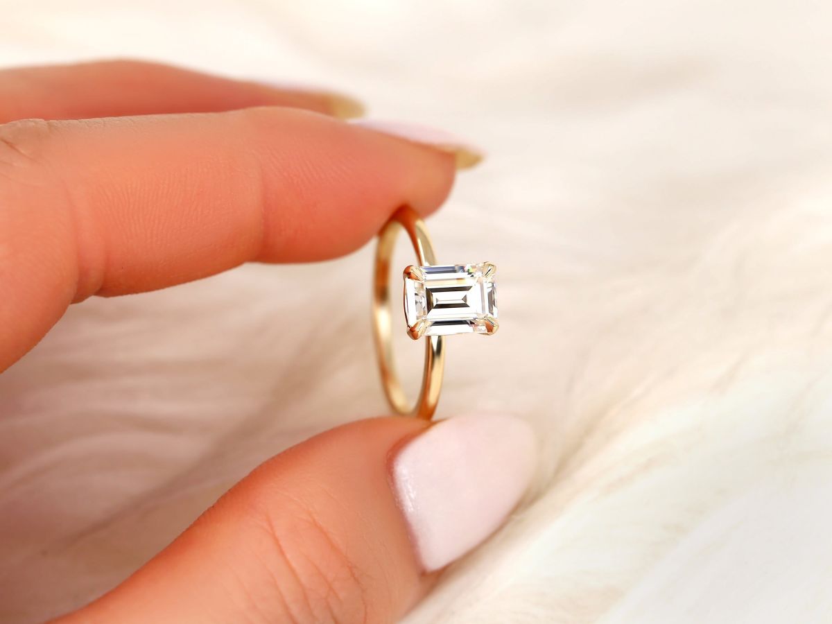Stunning 1.75 CT Emerald Moissanite Engagement Ring with Solitaire Design 5