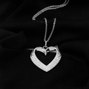 0.87 TCW Round Cut Moissanite Necklace With Open Heart Style