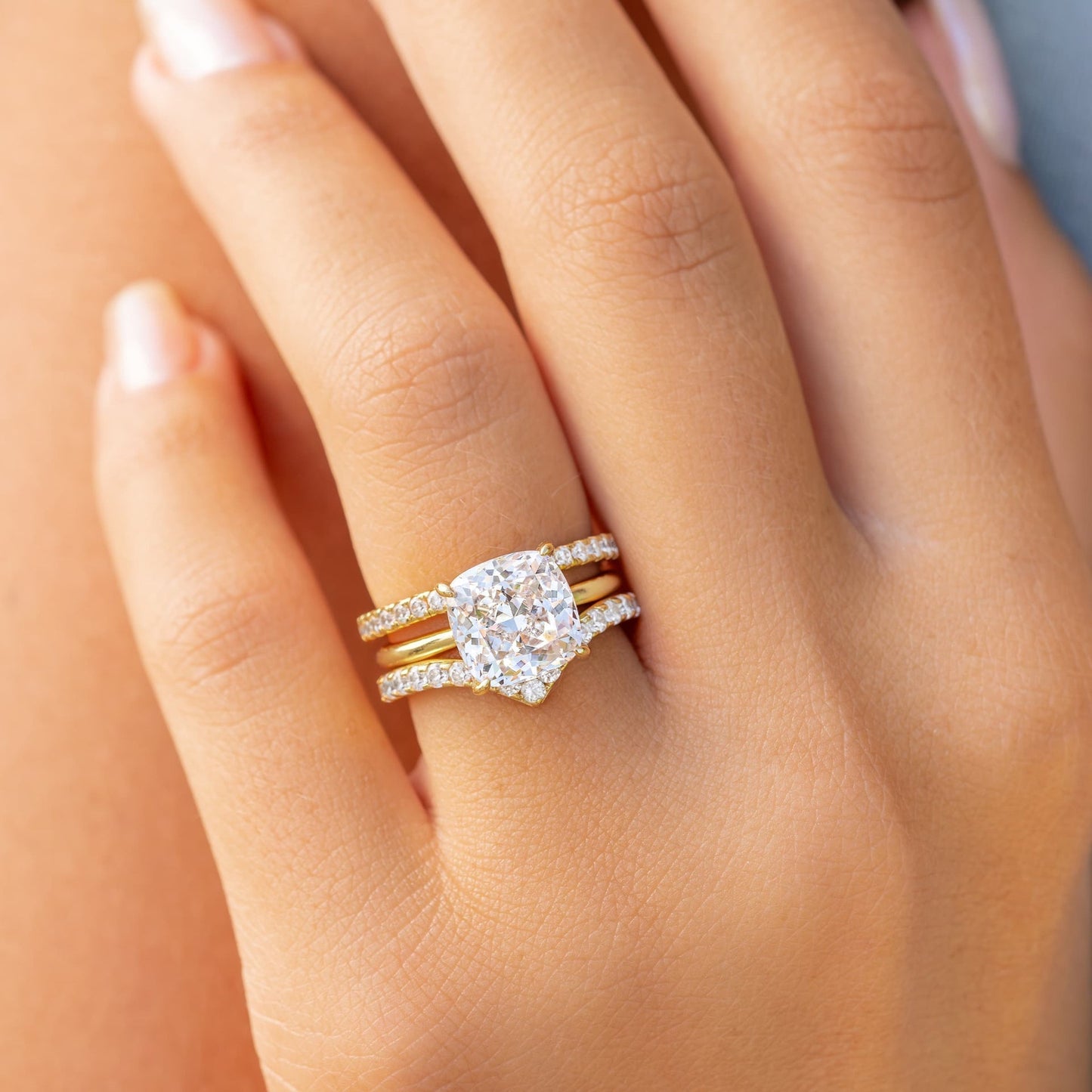 Stunning 0.3 TCW Round Moissanite Stones Curved Wedding Band 7