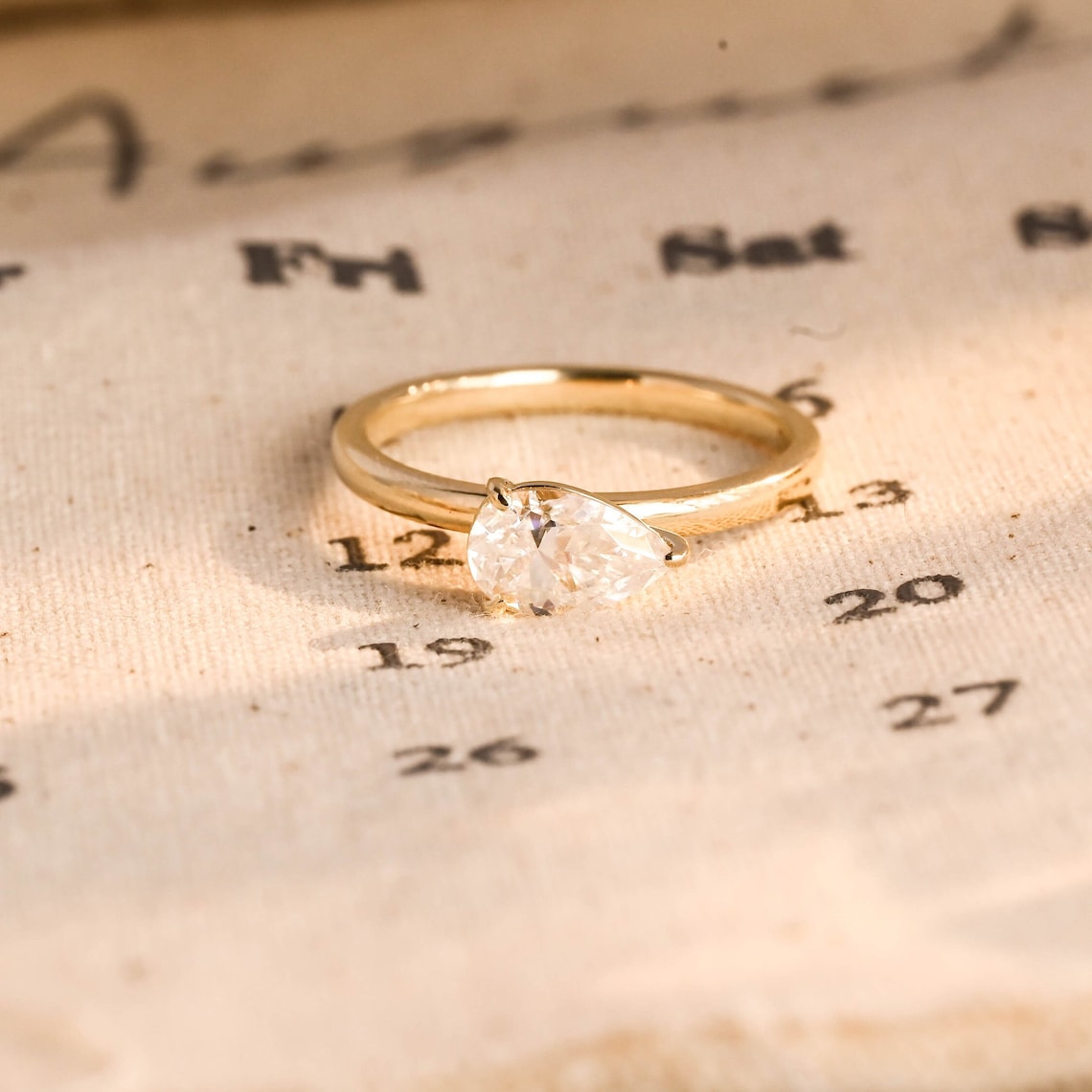 Stunning 0.8 CT Pear Moissanite Engagement Ring With East-West Solitaire Design 1
