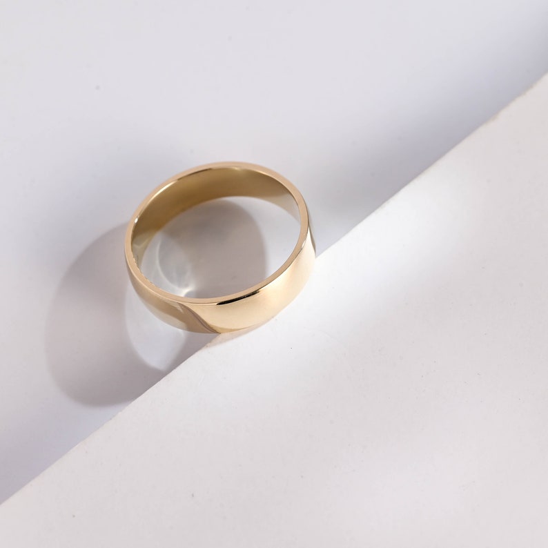 Delicate Men's Wedding Band in Solid Gold 9