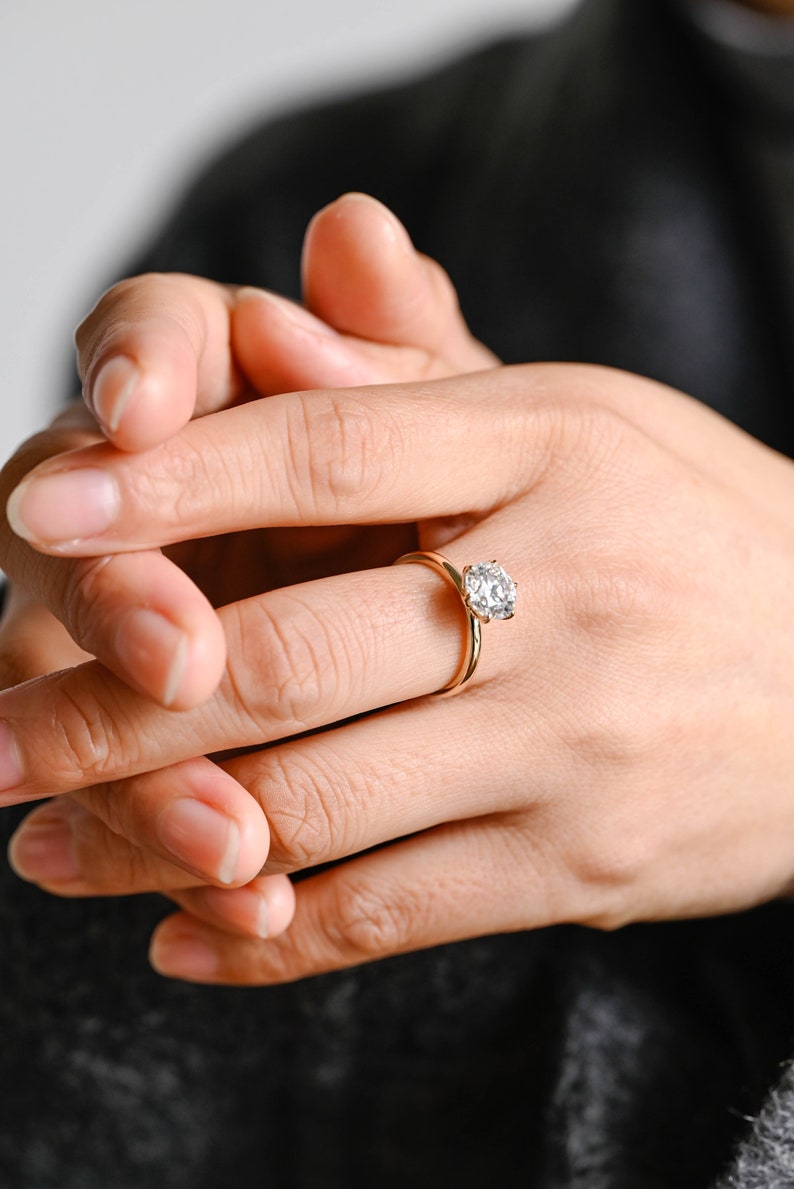 Stunning 0.5 - 1.5 CT Round Moissanite Engagement Ring With Solitaire Design 4
