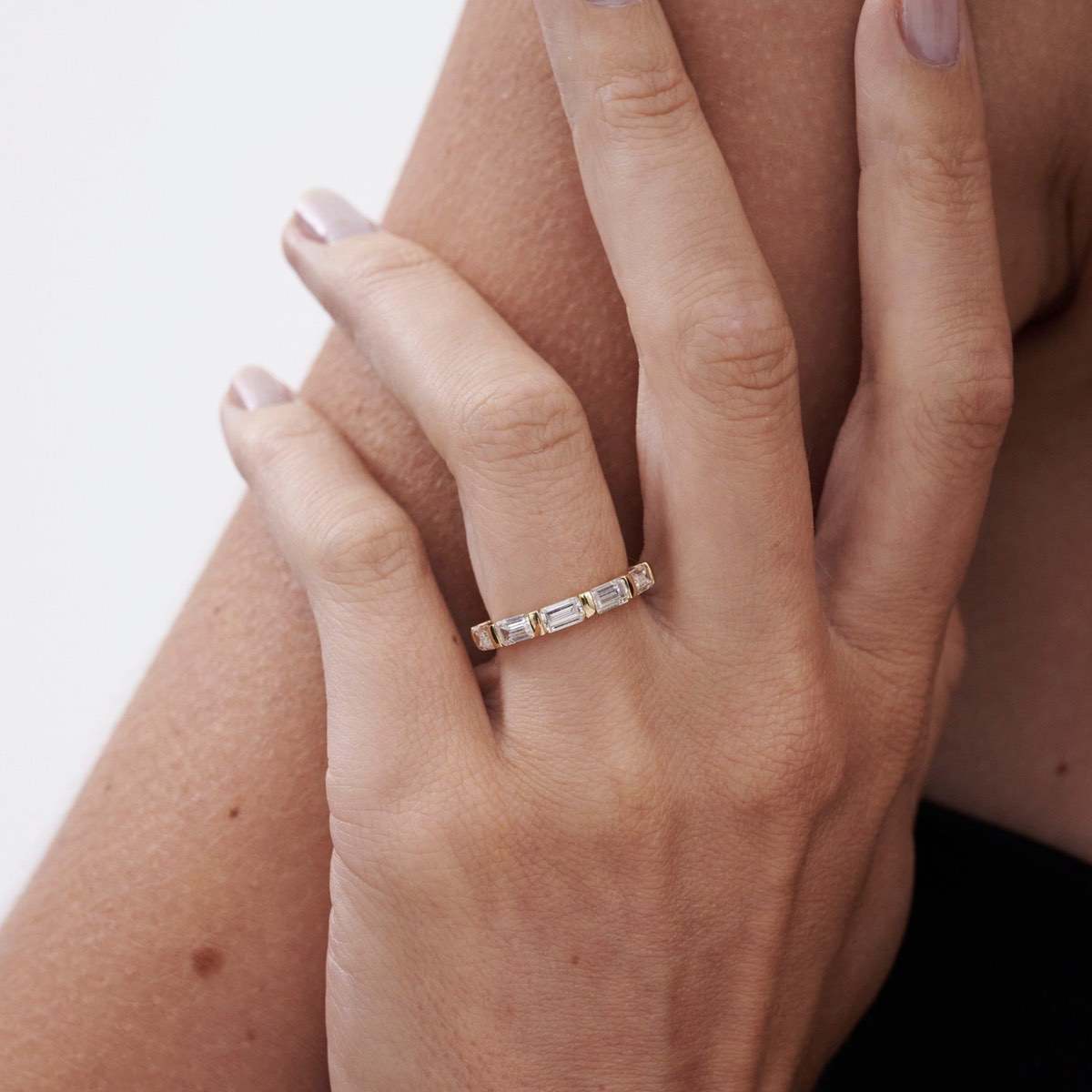 Stunning 1.75 TCW Emerald Moissanite Stones Bar Wedding Bands 1