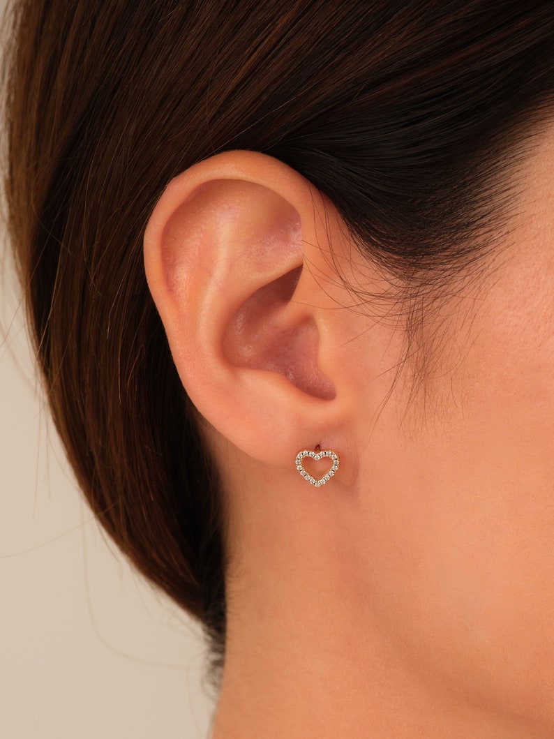 0.50 TCW Round Cut Moissanite Heart Stud Earrings in Gold 7