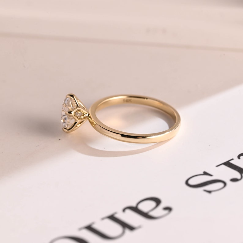Stunning 0.5 - 1.5 CT Round Moissanite Engagement Ring With Solitaire Design 10