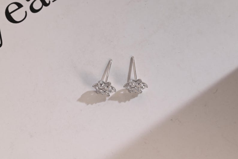 0.50 TCW Round & Pear Cut Moissanite Floral Stud Earrings in Gold 10