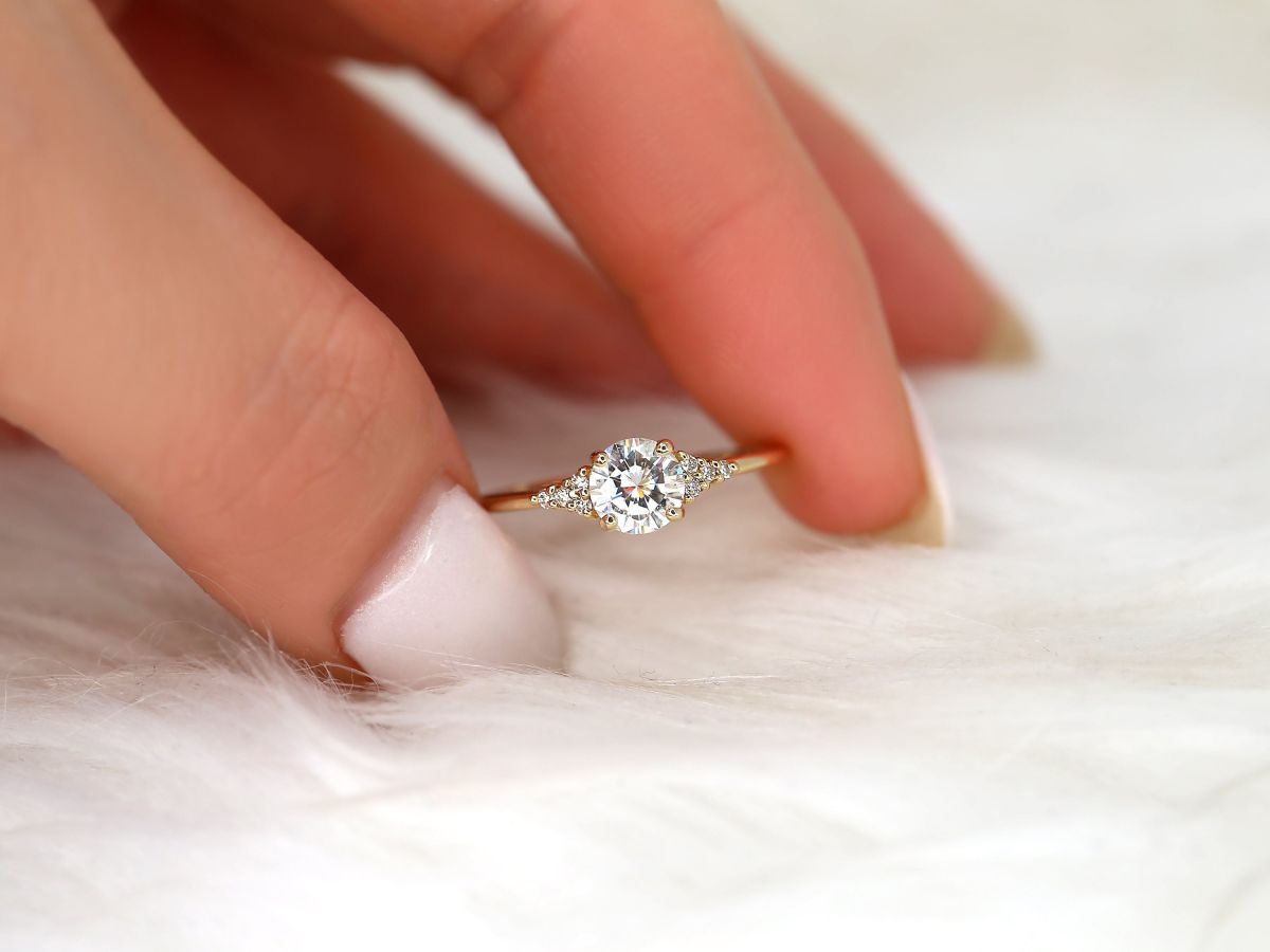 Stunning 0.75 CT Round Moissanite Engagement Ring With Cluster Design 8