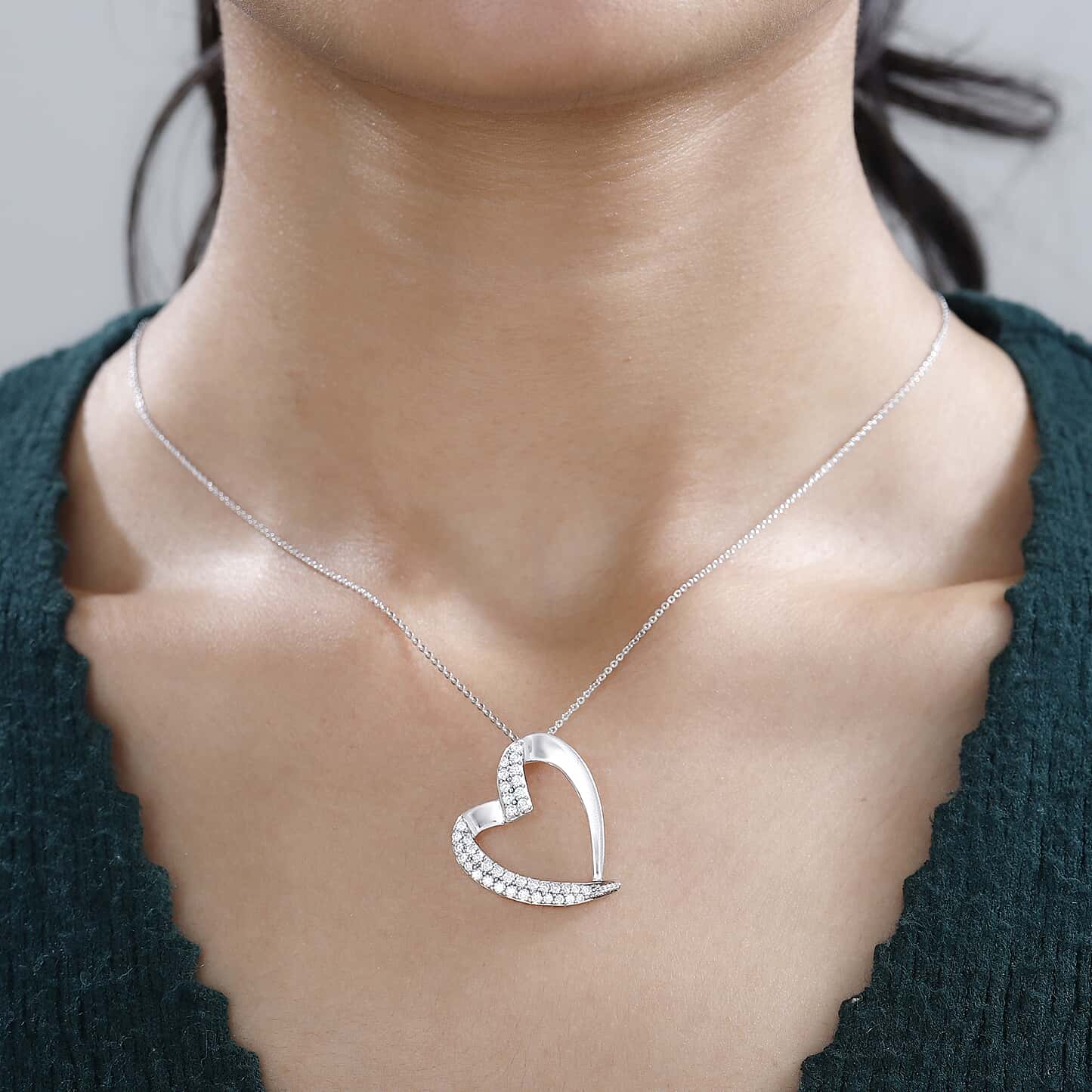 Round Cut Cubic Zirconia in 925 Sterling Silver Necklace 2