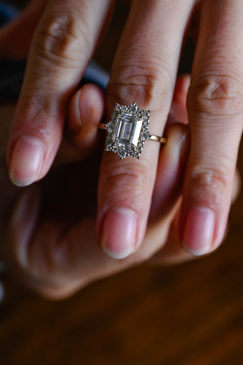 Stunning 1.0 - 2.0 CT Emerald Moissanite Engagement Ring With Halo Design 2