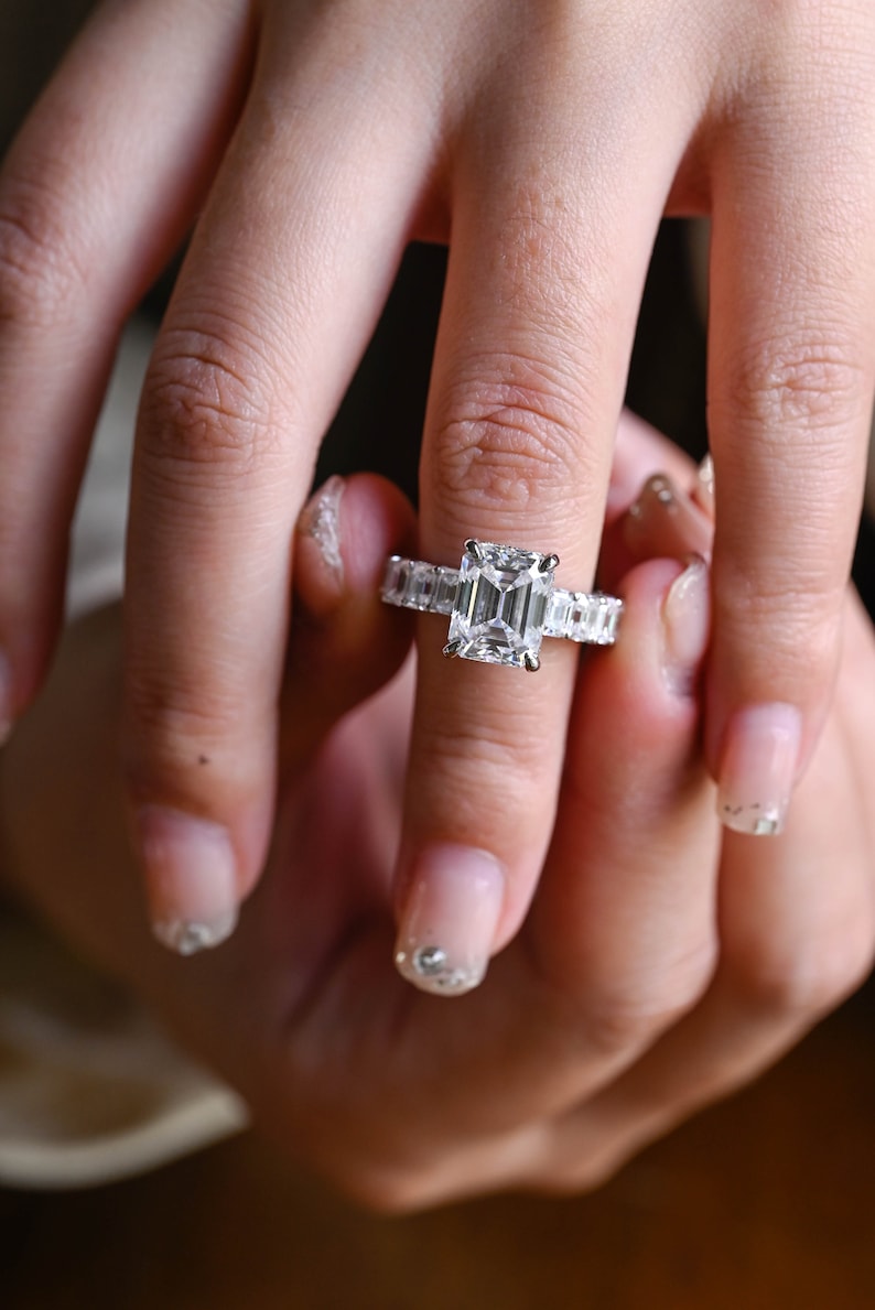 Stunning 1.0 - 2.0 CT Emerald Moissanite Engagement Ring With Hidden Halo Design 4