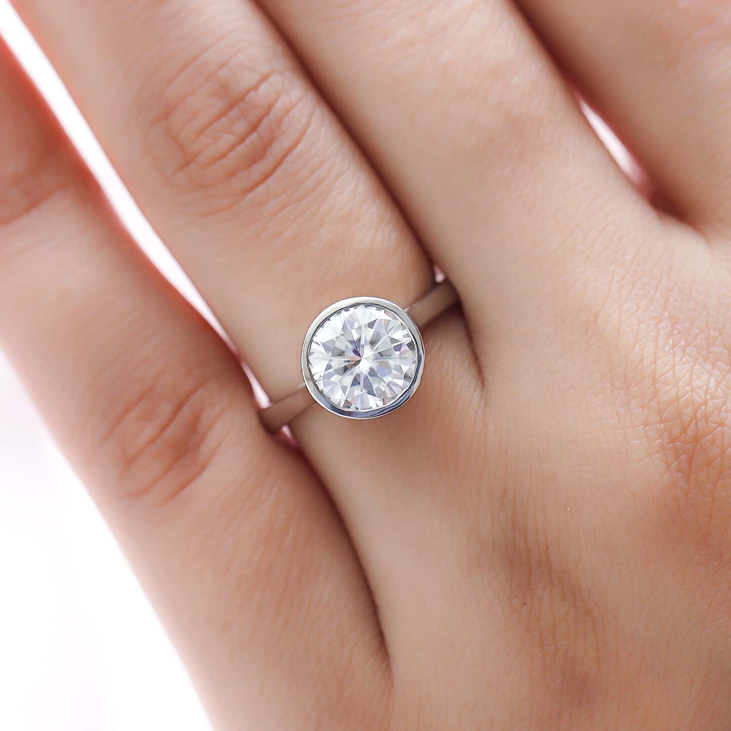 Round Cut Bezel Style Cubic Zirconia in 925 Sterling Silver Ring 3