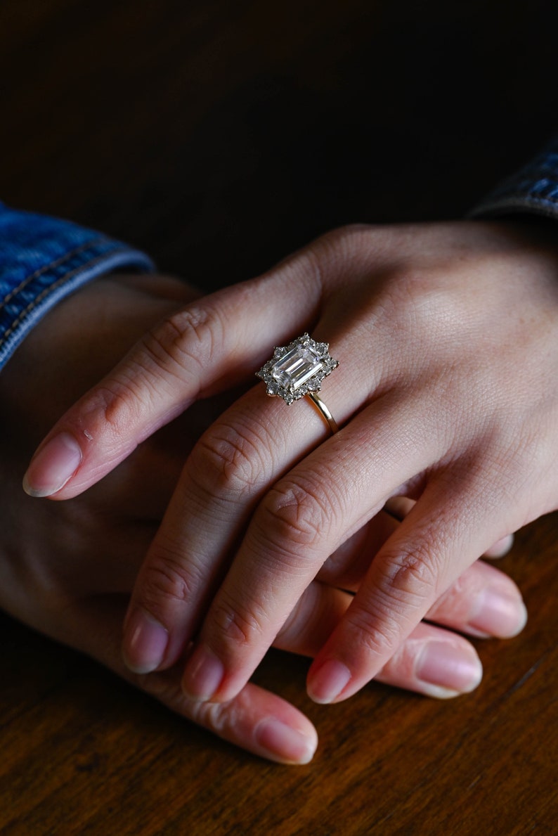 Stunning 1.0 - 2.0 CT Emerald Moissanite Engagement Ring With Halo Design 6
