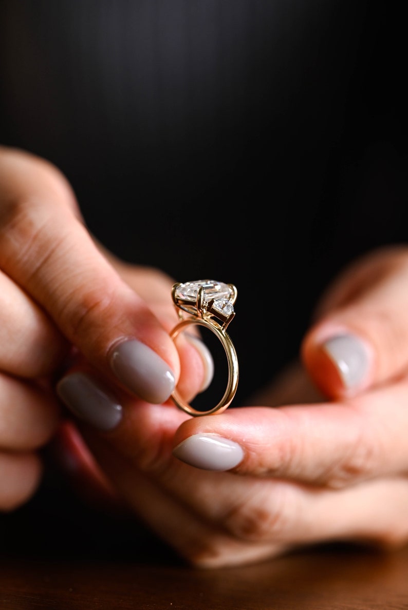 Stunning 1.0 - 2.0 CT Emerald Moissanite Engagement Ring with Three Stone Design 4