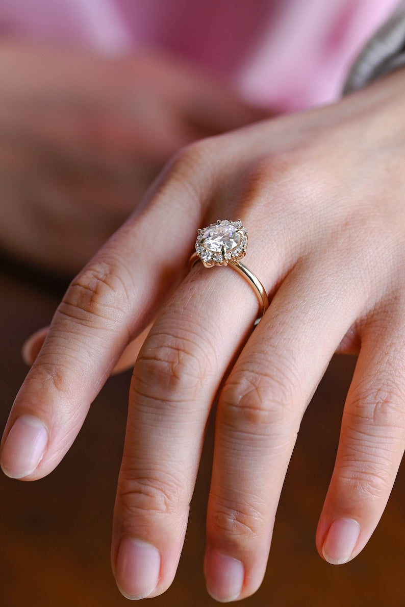 Stunning 0.5 - 1.5 CT Round Moissanite Engagement Ring With Halo Design 6