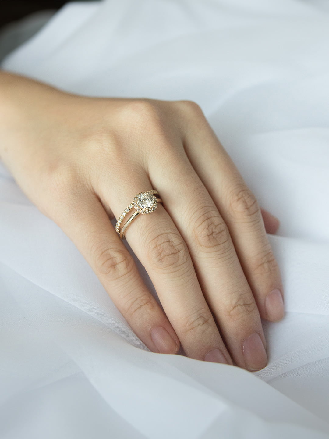Stunning 1.0 CT Round Moissanite Engagement Ring with Halo Design 12