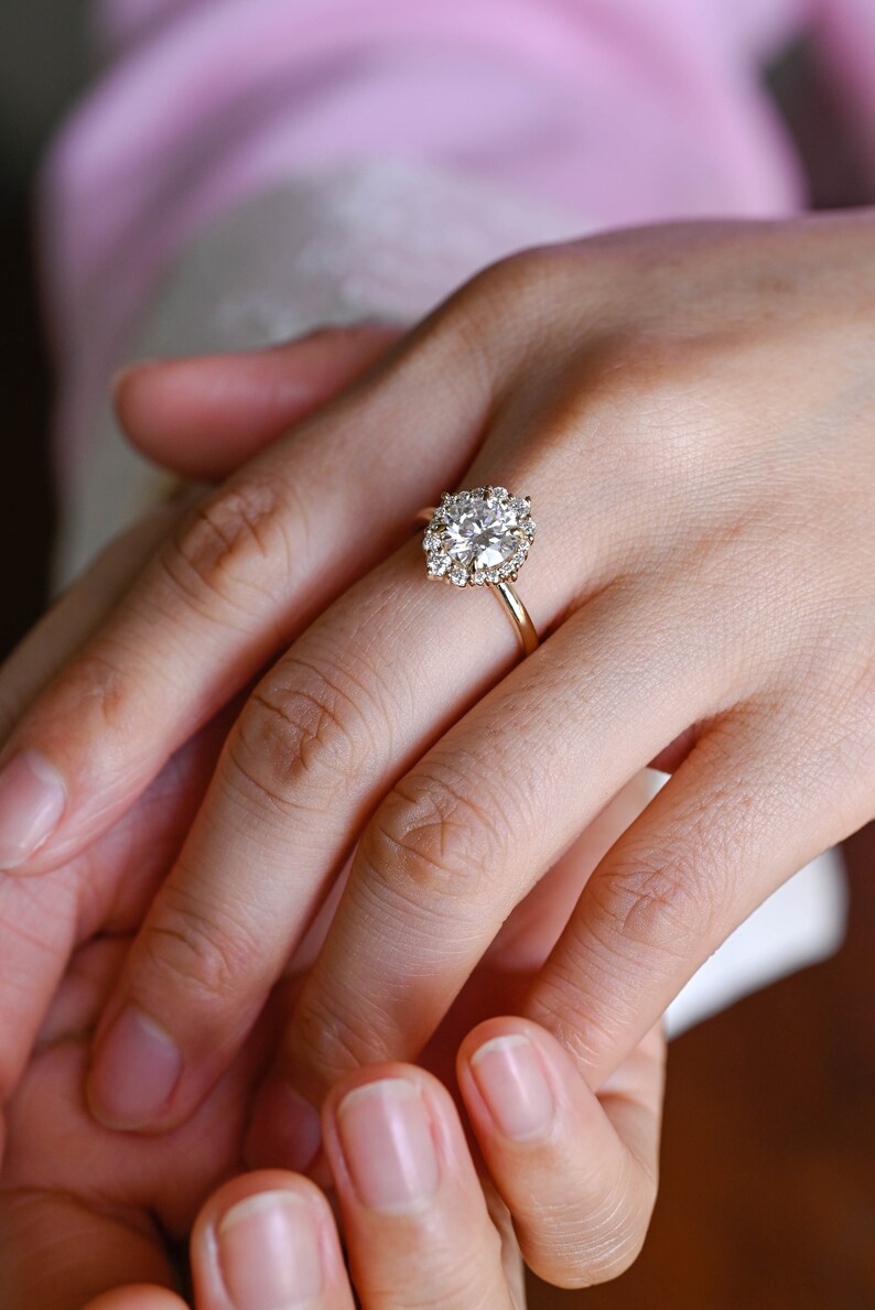 Stunning 0.5 - 1.5 CT Round Moissanite Engagement Ring With Halo Design 4