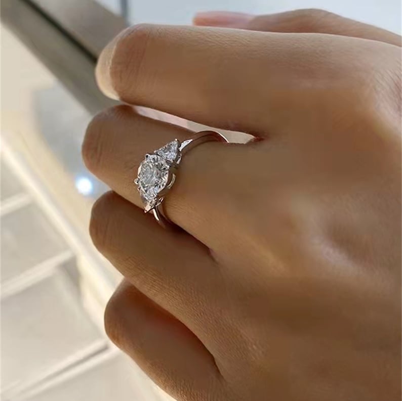 Stunning 1.0 CT Round Moissanite Engagement Ring with 3 Stones Design 2