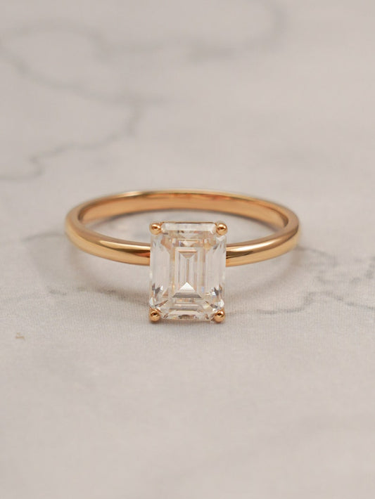 Stunning 1.0 - 2.0 CT Emerald Moissanite Engagement Ring with Solitaire Design 1