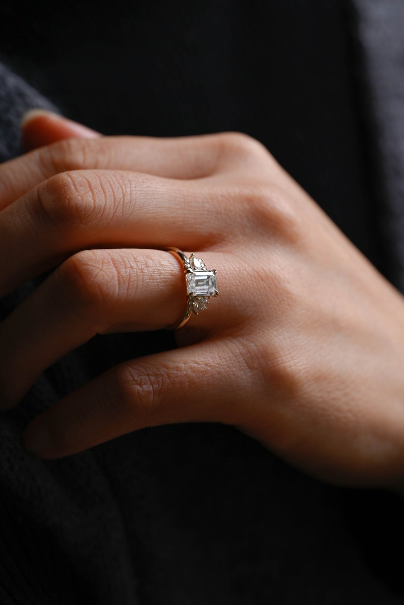 Stunning 1.0 - 2.0 CT Emerald Moissanite Engagement Ring With Cluster Design 2