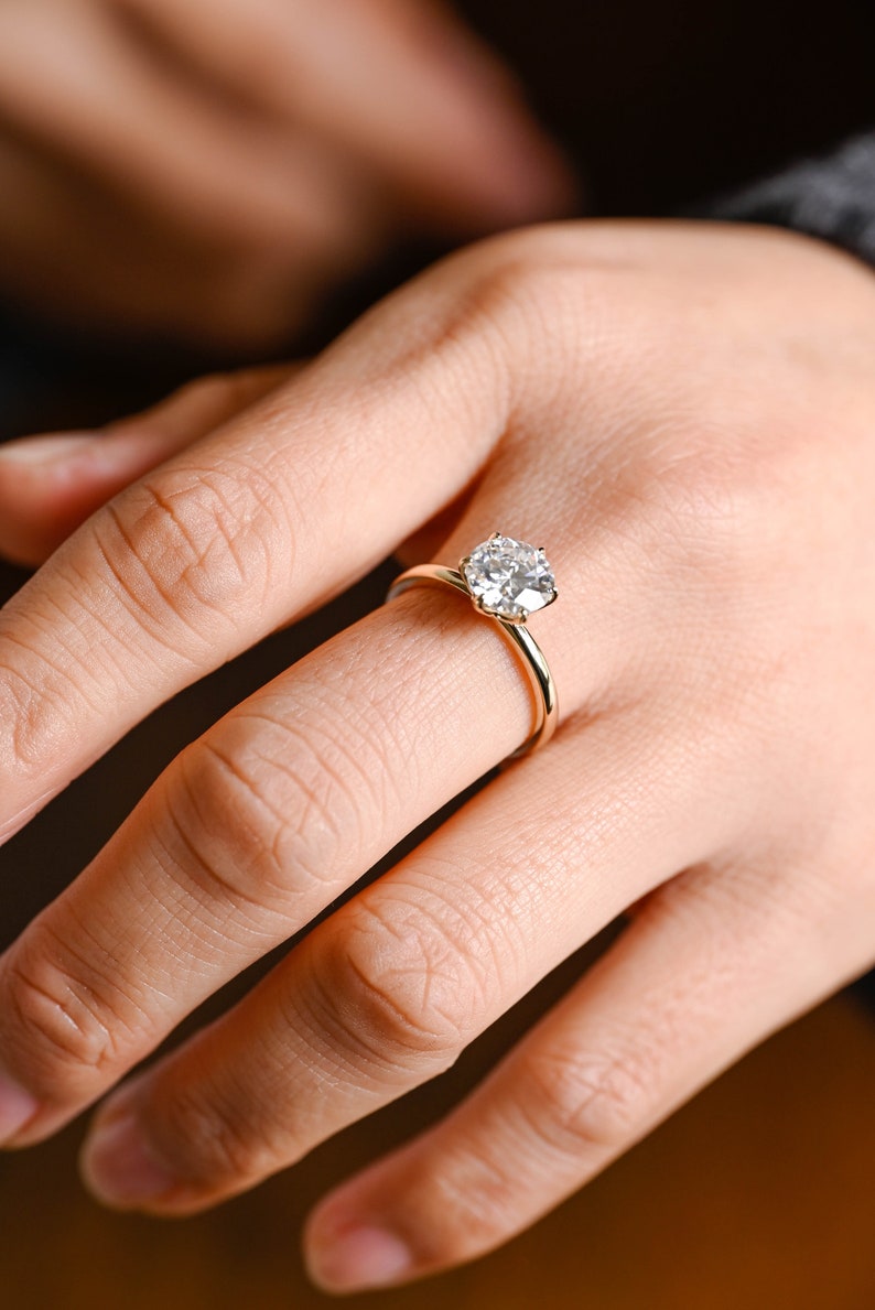 Stunning 0.5 - 1.5 CT Round Moissanite Engagement Ring With Solitaire Design 6