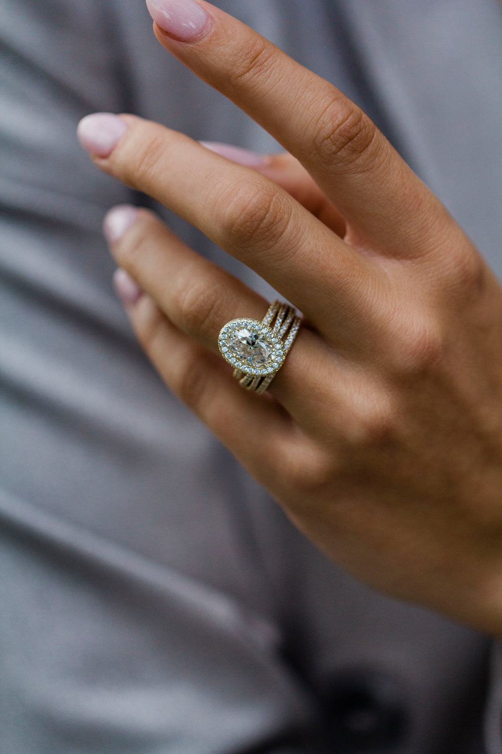 Oval Cut Halo Style Cubic Zirconia in 925 Sterling Silver Ring 2