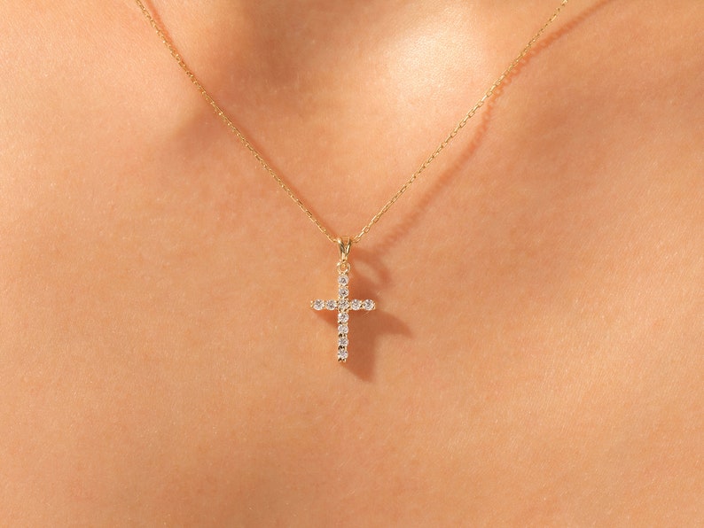 0.30 TCW Round Moissanite Diamond Cross Pendant Necklace in Solid Gold 5