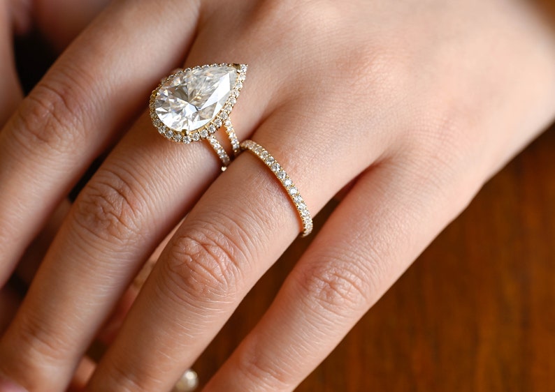 Stunning 2.0 - 4.0 CT Pear Moissanite Engagement Ring with Pave & Halo Design 4