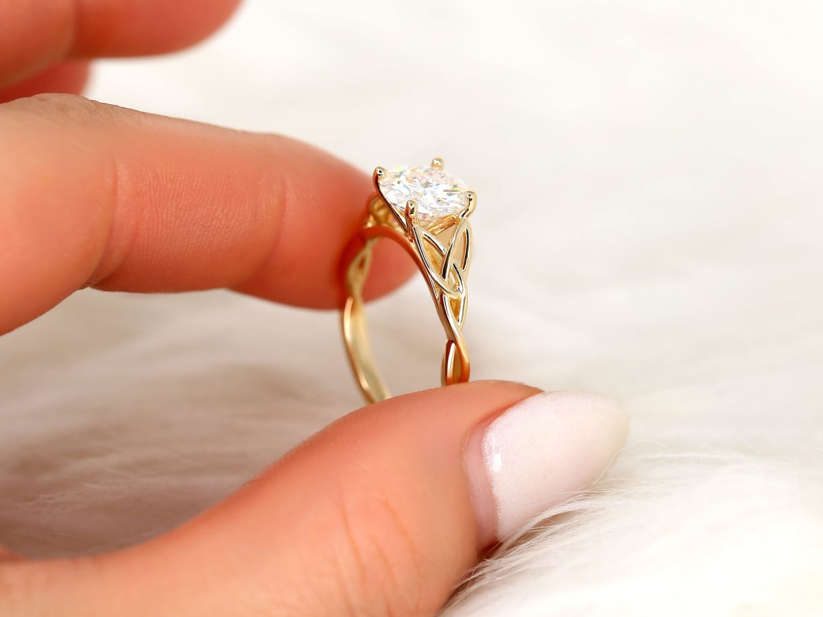 Stunning 2.0 CT Round Moissanite Engagement Ring with Solitaire Design 3
