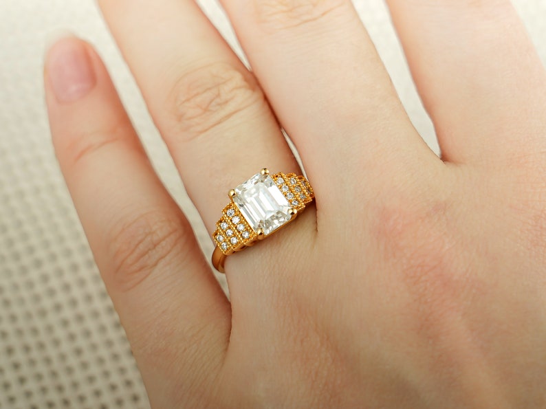 Stunning 1.0 - 2.0 CT Emerald Moissanite Engagement Ring With Cluster Design 2