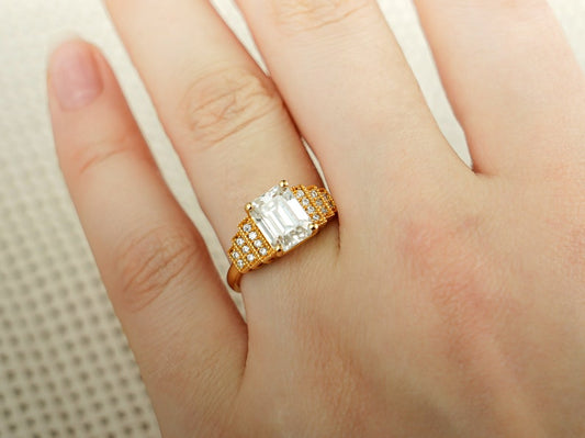 Stunning 1.0 - 2.0 CT Emerald Moissanite Engagement Ring With Cluster Design 2