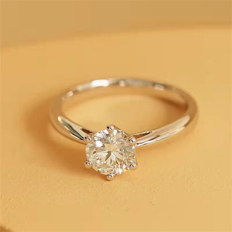 Stunning 1.0 CT Round Cut Moissanite Engagement Ring with Solitaire Design 3