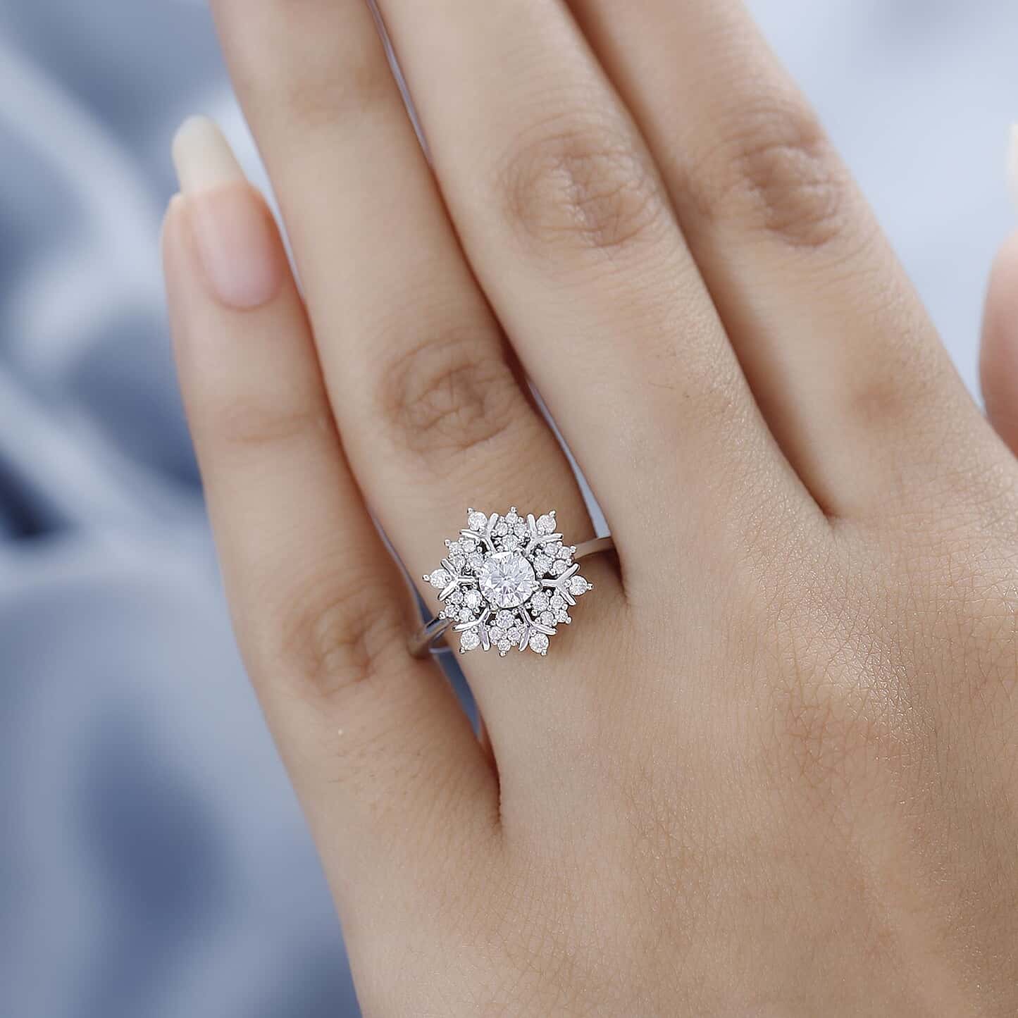 Round Cut Halo Style Cubic Zirconia in 925 Sterling Silver Ring 3