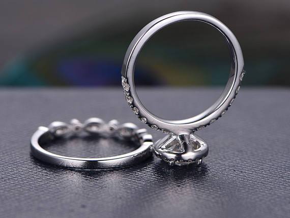 
                  
                    1.0 CT Round Cut Halo Moissanite Bridal Ring Set 5
                  
                